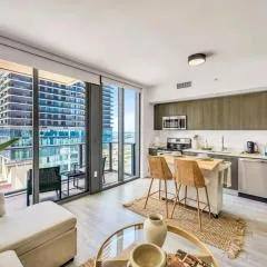 Casas Collection - Luxury High-Rise Condos - Downtown Miami - Pool & Gym - City & Ocean Views