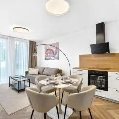 Bright Family Apartment for 6 - AC & Private Parking