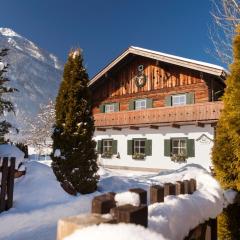 Forest Chalet, 15 min to salzburg olt town, and most beautiful lakes, secluded location, 1,000 sqm garden, mountainview, panorama sauna, bath whirlpool, BBQ&bikes&sunbeds for free, up to 10 p