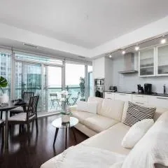 Charming 1BR Downtown Condo with Lakeview Balcony