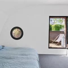 Etage exclusif avec chambre, terrasse, sdb, wc dans maison particulière d'architecte Paris 20e A NOTER Etage chez l'habitant je vous accueille avec le sourire et partage les parties communes au rdc