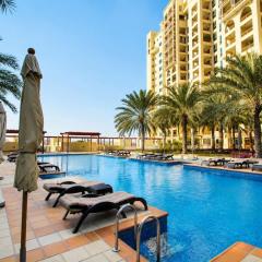 Spacious 2BR with Patio in Palm Jumeirah, Pool and Gym