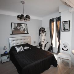 From Hollywood to Bollywood 2 Bedrooms 2 Bathrooms - 1 min from Croisette&Beach, 12 Min from the Palais