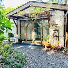 Sunlit Guesthouse Garden