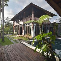 Wooden Villa by Prasi