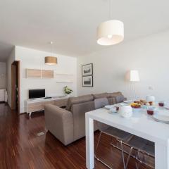 LovelyStay - Casas Brancas - Modern Apartment with Balcony & free private parking