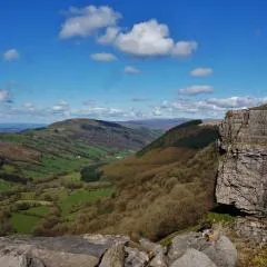 Cosy, dog friendly house on the fringe of the Brecon Beacons - Housity