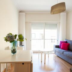 ALTIDO Bright 2BR Apt with River Views &balcony in Alfama, moments from Santa Apolonia train station