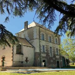 Majestic villa in Cussay with swimming pool