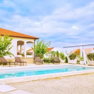 Villa Sunny Garden with private heated pool