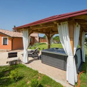 Attractive Holiday Home with Pool bubble bath Patio Courtyard
