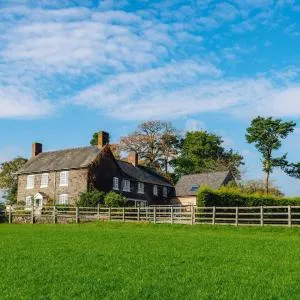 Mid-Wales Farmhouse, swimming pool, tranquil countryside views, sleeps 14