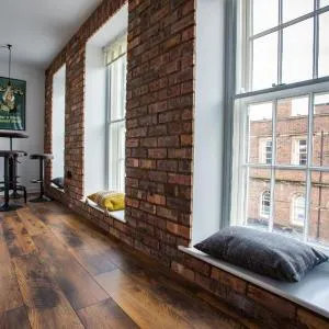 Chester railway station luxury apartment - sleeps 4 & FREE parking!