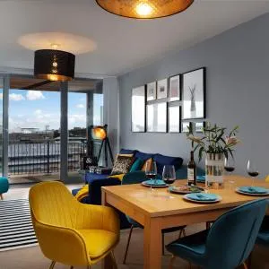 PENTHOUSE Plymouth Apartment- Sea View- Sleeps 7 - Private Parking - Habita Property