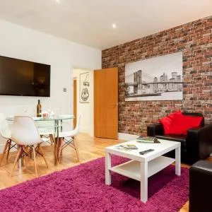Stylish 2 bed 2 bath *Close To Beach and Centre with parking*