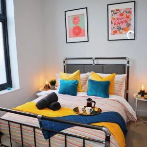 Trendy Urban Industrial Apartment - Great Location - Parking - Netflix - Fast WiFi - Smart TV - Beautiful 2 Double Bedroom Apartment sleeps up to 4!