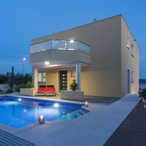 Villa-Split-Luxury-Heated salt water Pool-up to 3 family