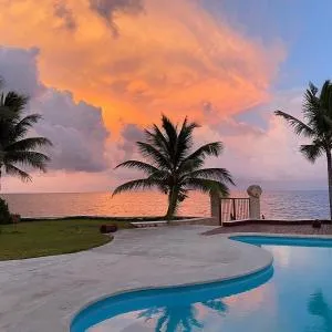 Casa del Puerto by MIJ - Beachfront Hotel