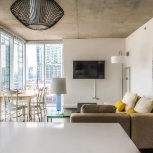 2B 2BA Luxury Suite with Balcony and Wi-Fi, PAID IN and OUT PARKING IN BLDG