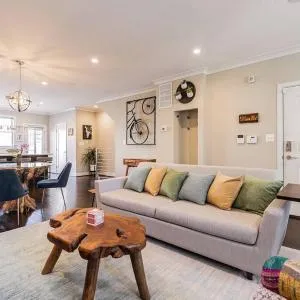 Classy 2 Bedrooms and 2 Bathrooms PLUS 2 Sofa beds
