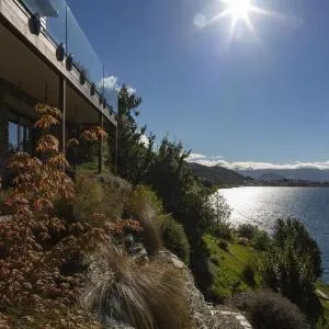 Kohanga Luxury Lakeside Villa by Amazing Accom