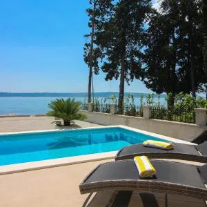 Villa Beachfront Sea Palace