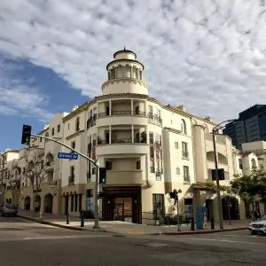 PERFECT Apt near UCLA POOL & GYM OPEN w Parking B3