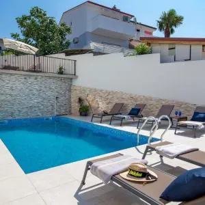 Apartments Villa Frankola with swimming pool