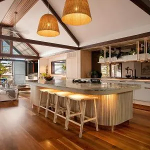 Your Luxury Escape - On The Bay - Stunning Beachfront Apartment