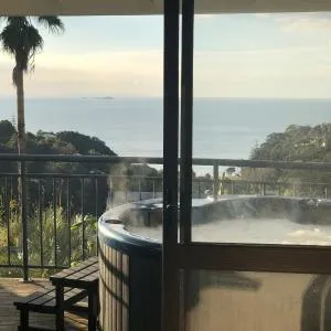 PALM BEACH COTTAGE WITH FANTASTIC VIEWS AND PRIVATE SPA POOL, WIFI, SKY TV, DBLE SKY AND POSSIBLY A CAR!