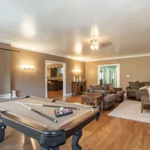 Massive 4 Bedroom 3 Bath Condo 2 blocks from Beach