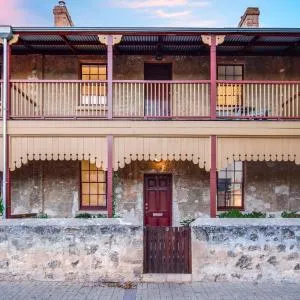 Luxury 1850s Fremantle Home with Free Parking