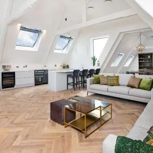 Cathedral Penthouse - Opulent, Elegant with Terrace Views over Majestic Exeter