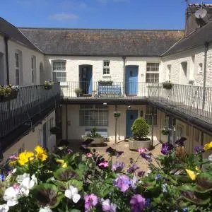 Picturesque Mews Apartment Perfect Location Steps From Harbour and Beaches