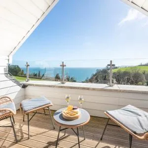 10 Oystercatcher Court - Stylish Penthouse Apartment with Stunning Sea Views