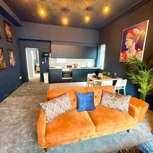 Stunning & Stylish 2 Bedroom Apartment! - 5 Minute Walk to the Best Beach! - Great Location - FREE Parking - Netflix - Fast WiFi - Smart TV - Newly decorated - sleeps up to 4! Close to Bournemouth & Poole Town Centre & Sandbanks