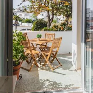 Lovely & bright renovated apt. w/ balcony in Lagos
