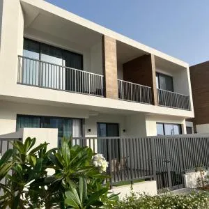 Relaxing villa with access to pool and beach