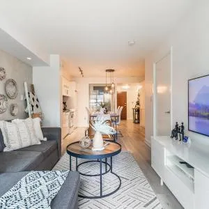 Luxury 2BR Toronto Downtown Condo w/ CN Tower View