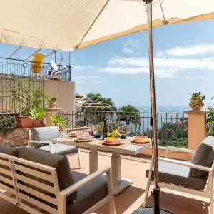 Taormina Panoramic Apartment with Parking