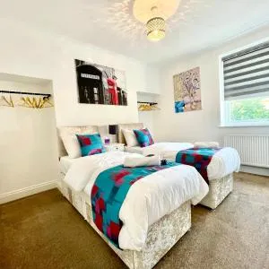 Executive apartments, nr city centre with private parking