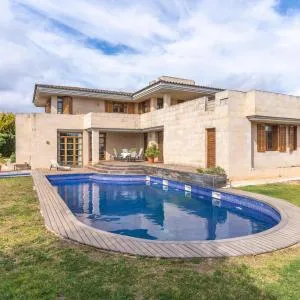 Villa de lujo con piscina, jacuzzi, jardín y terraza