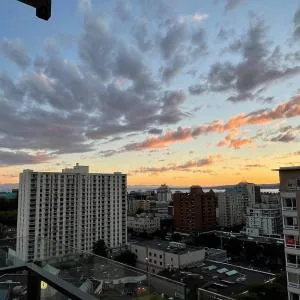 Modern and spacious 2 bedroom Downtown Suite with Ocean Views