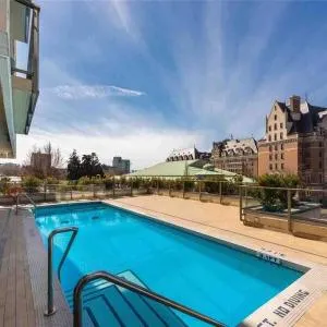 Spacious downtown 2 bedroom condo with Pool and Air Conditioning