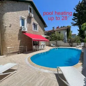 Large House Top Location (only 100m to the beach)