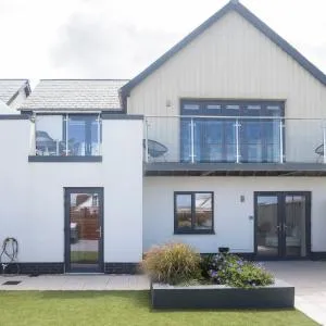 Beside the sea & beach - panoramic sea views
