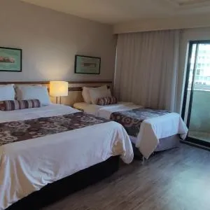 FLAT DE ALTO PADRÃO - ENORME - CENTRO DA CIDADE - 2 Camas - 1 Queen e 1 Solteiro - Arrumação Diária Gratuita - VISTA LINDA - VARANDA - COZINHA