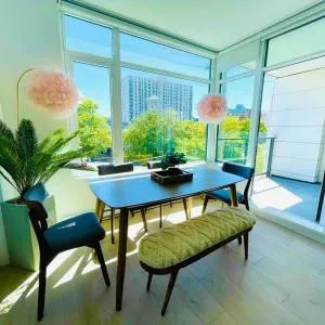 Lovely 2 bedroom downtown suite with free parking