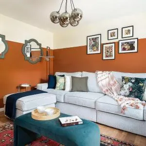 LUXE 3BR Apartment in Windsor Berkshire - Legoland 2 mins drive - Windsor Castle 15 min walk - Heathrow 10 miles - Sleeps 6 - Private Parking - CAYA Living