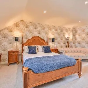 Lisburne Place - Luxury Three Bedroom Town House